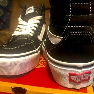 Women’s High Top Platform Vans Ward Black and White Size 6 *Never Worn*